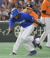 　４回、三走・ブライトはカリステの三塁ゴロで飛び出し、三本間で挟殺される（撮影・佐藤厚）