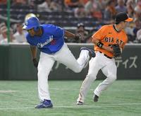 　４回、三走・ブライト（左）はカリステの三塁ゴロで飛び出し、三本間で挟殺される（撮影・佐藤厚）