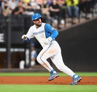 　４回、塁間で挟まれる二走・マルティネス（撮影・中島達哉）