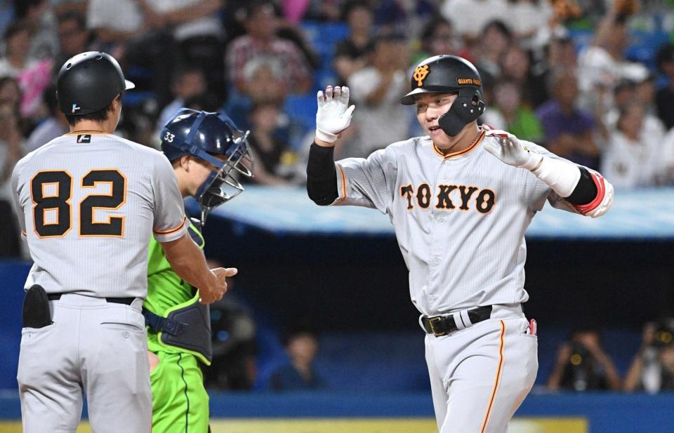 　９回、ダメ押しの１７号２ランを放ち生還する坂本（撮影・佐々木彰尚）