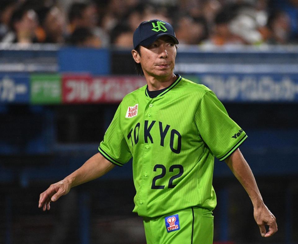 　９回、選手交代を告げた高津監督（撮影・佐々木彰尚）