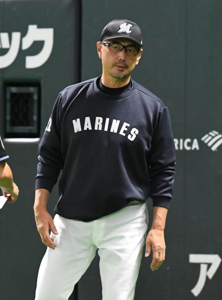 　８回の攻撃を終え、選手交代を告げた吉井監督