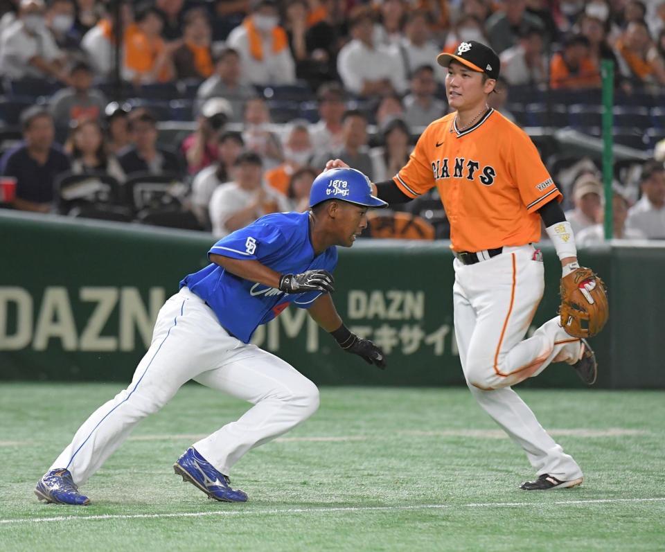 　４回、三走・ブライトはカリステの三塁ゴロで飛び出し、三本間で挟殺される（撮影・佐藤厚）