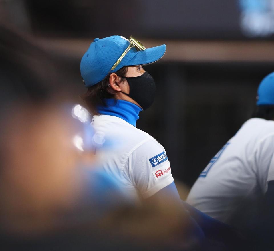 　試合終了の瞬間を力なく見つめる新庄監督（撮影・中島達哉）