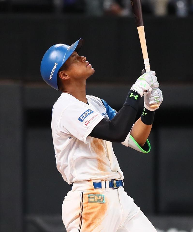 　８回、空振り三振を喫する万波（撮影・中島達哉）