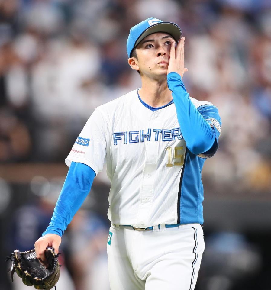 　６回、先制を許し、ベンチに戻る上沢（撮影・中島達哉）