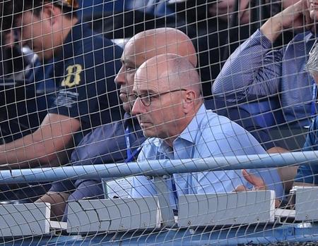 　ネット裏で視察するヤンキースのブライアン・キャッシュマンＧＭ（手前）＝撮影・開出牧