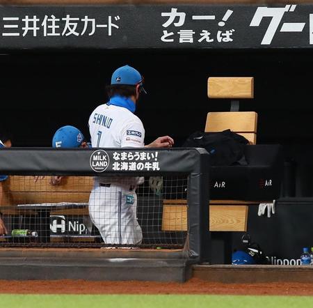 　９回、４連敗を喫し、引き揚げる新庄監督（撮影・中島達哉）