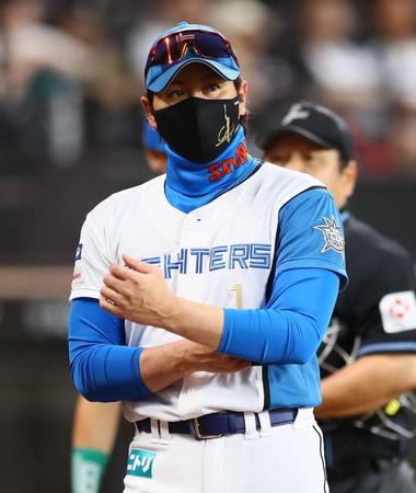 　６回、選手交代を告げ、ベンチに戻る新庄監督（撮影・中島達哉）