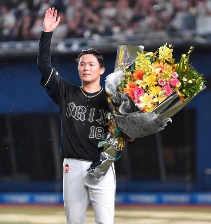 　ノーヒットノーランを達成し花束を手にスタンドの祝福に応える山本（撮影・開出牧）
