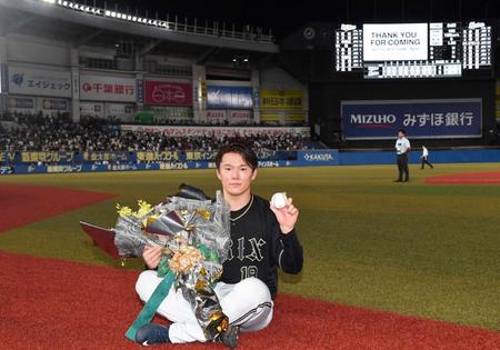 　ノーヒットノーランを達成しウイニングボールを手にポーズを決める山本（撮影・開出牧）