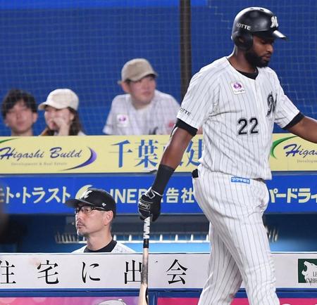 　７回、山本攻略に苦しむ吉井監督（左）。手前はネクストバッターズサークルへ向かうポランコ（撮影・開出牧）