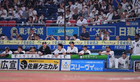 　９回、ベンチで意気消沈のロッテナイン（撮影・開出牧）