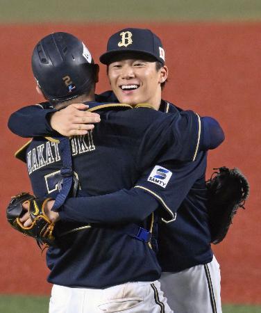 　自身２度目の無安打無得点試合を達成し、捕手若月と抱き合うプロ野球オリックスの山本由伸投手＝９日、千葉市のＺＯＺＯマリンスタジアム