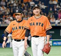 　６回表開始前に降板する菅野（中央）