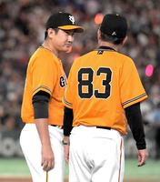 　５回無失点で４勝目を挙げ、原監督（右）から声をかけられる菅野（撮影・佐藤厚）