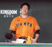 　６回表、降板しベンチで厳しい表情を見せる菅野