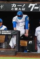 　９回、下を向く新庄監督（撮影・中島達哉）