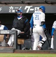 　６回、空振りの三振に倒れベンチに戻る清宮。左は新庄監督