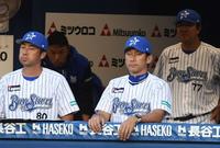 　ヤクルトに大敗した三浦監督（中）＝撮影・三好信也