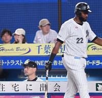 　７回、山本攻略に苦しむ吉井監督（左）。手前はネクストバッターズサークルへ向かうポランコ（撮影・開出牧）