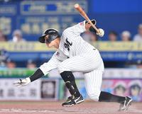 　５回、遊ゴロに倒れた山口（撮影・開出牧）