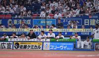 　９回、ベンチで意気消沈のロッテナイン（撮影・開出牧）