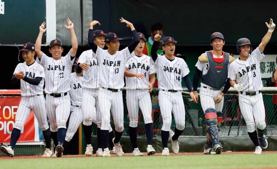 　プエルトリコに勝利し喜ぶ高校日本代表ナイン（共同）