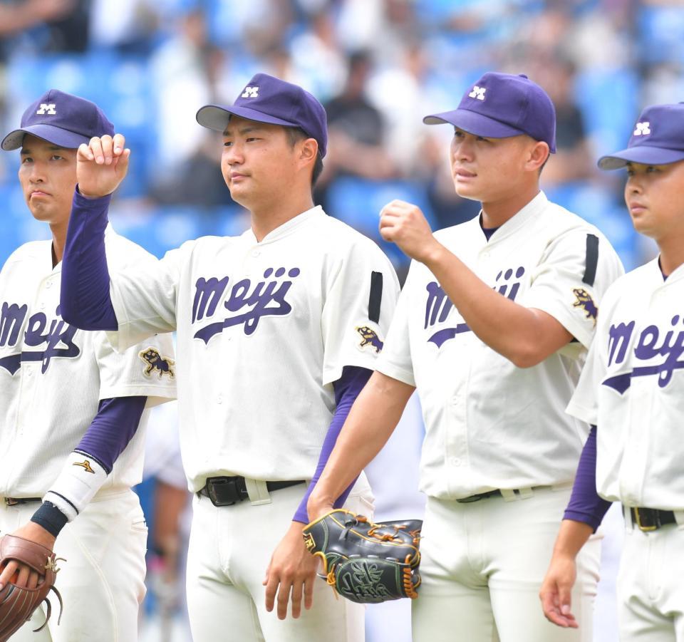 　初戦に勝利し、スタンドにあいさつする明大・村田賢一（左から２人目）と石原勇輝（同３人目）＝撮影・西岡正