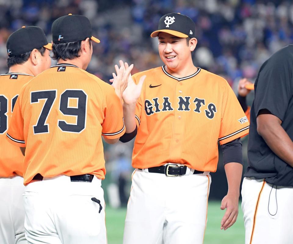 　５回無失点で４勝目を挙げ、笑顔を見せる菅野（右）＝撮影・佐藤厚