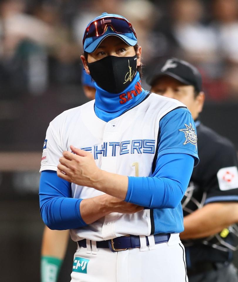 　６回、選手交代を告げ、ベンチに戻る新庄監督（撮影・中島達哉）