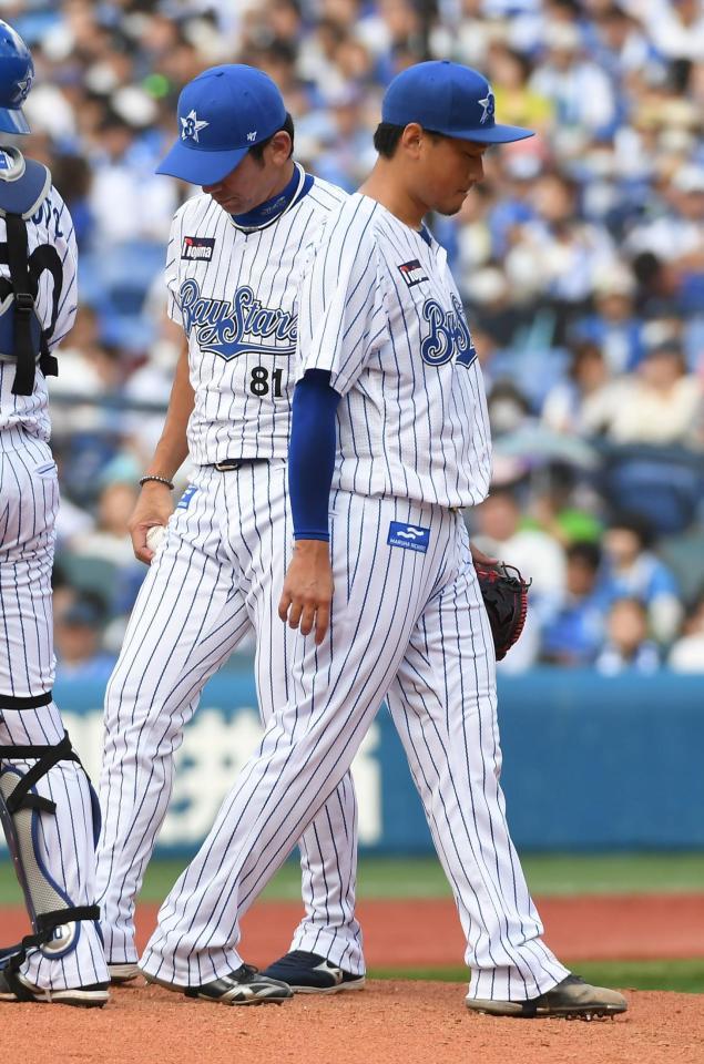 　５回にヤクルト打線につかまり三浦監督（左）から交代を告げられる石田（撮影・三好信也）