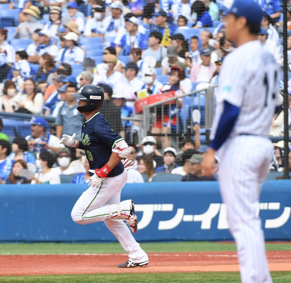 　１回、中越えに先頭打者本塁打を放つ塩見（撮影・三好信也）