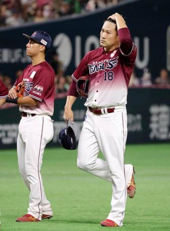 　７回途中で降板する田中将（右）