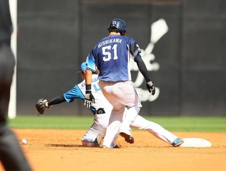 　２回、捕球ミスをする上川畑（撮影・中島達哉）