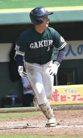 　６回、勝ち越しの適時二塁打を中越えに放つ神院大・森川凌