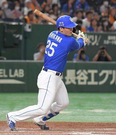 　７回、石川昂は右前適時安打を放つ（撮影・佐藤厚）