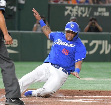 　７回、石川昂の右前安打で二走・ビシエドが生還（撮影・佐藤厚）