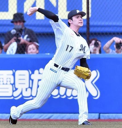 　試合前、外野でキャッチボールする佐々木朗（撮影・開出牧）