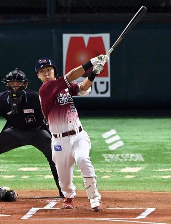 　１回、村林は右中間へ先制適時二塁打を放つ