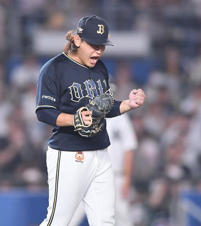 　７回、安田を遊ゴロに打ち取りガッツポーズを決める宮城（撮影・開出牧）