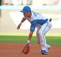 　８回、ペイトンの二ゴロをさばく野村（撮影・中島達哉）