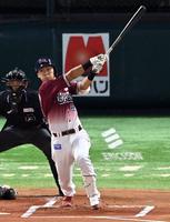 　１回、村林は右中間へ先制適時二塁打を放つ