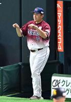 　１回、三森の三ゴロで三塁を狙った周東の判定にリプレー検証を求める石井監督