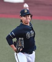 　先発マウンドで力投する宮城（撮影・開出牧）