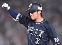 　７回、中前適時打を放ちガッツポーズを決める西野（撮影・開出牧）