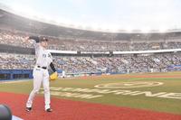 　復帰登板で宮城（右後方）と投げ合う佐々木朗（撮影・開出牧）