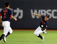 　５回、相手の飛球を右翼手知花が好捕