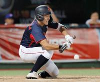 　４回、スクイズを決める高中