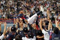 　初優勝し胴上げされる馬淵監督